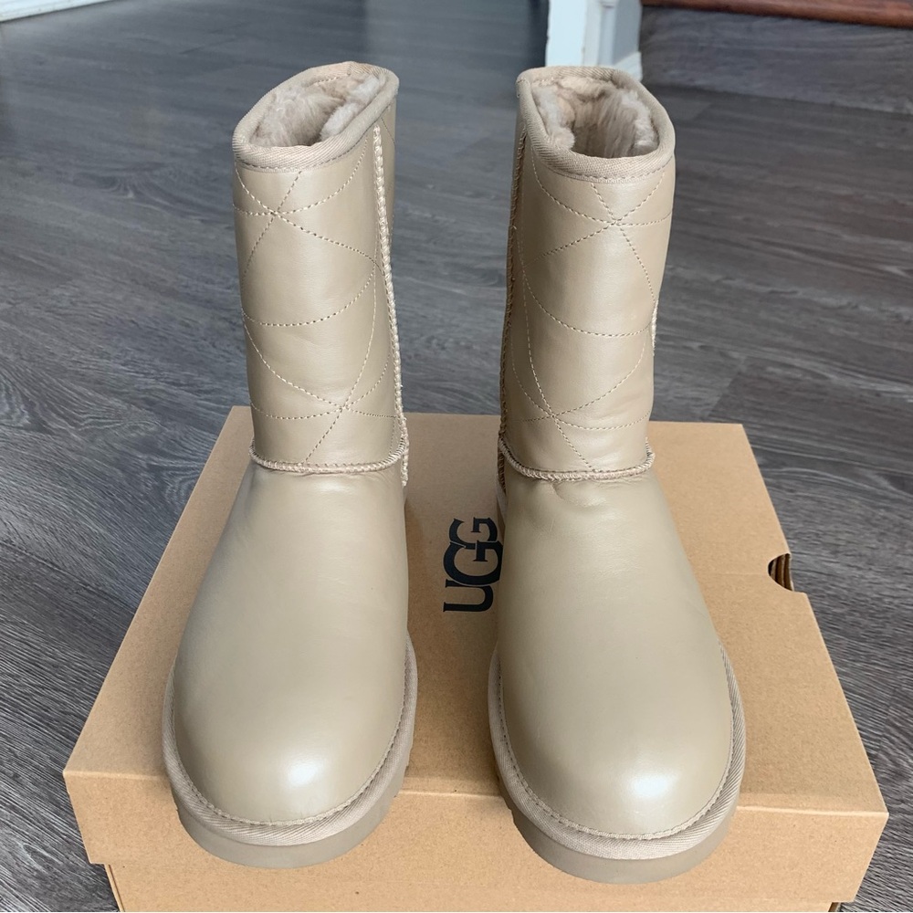 UGG CLASSIC SHORT PEARLIZED BOOT